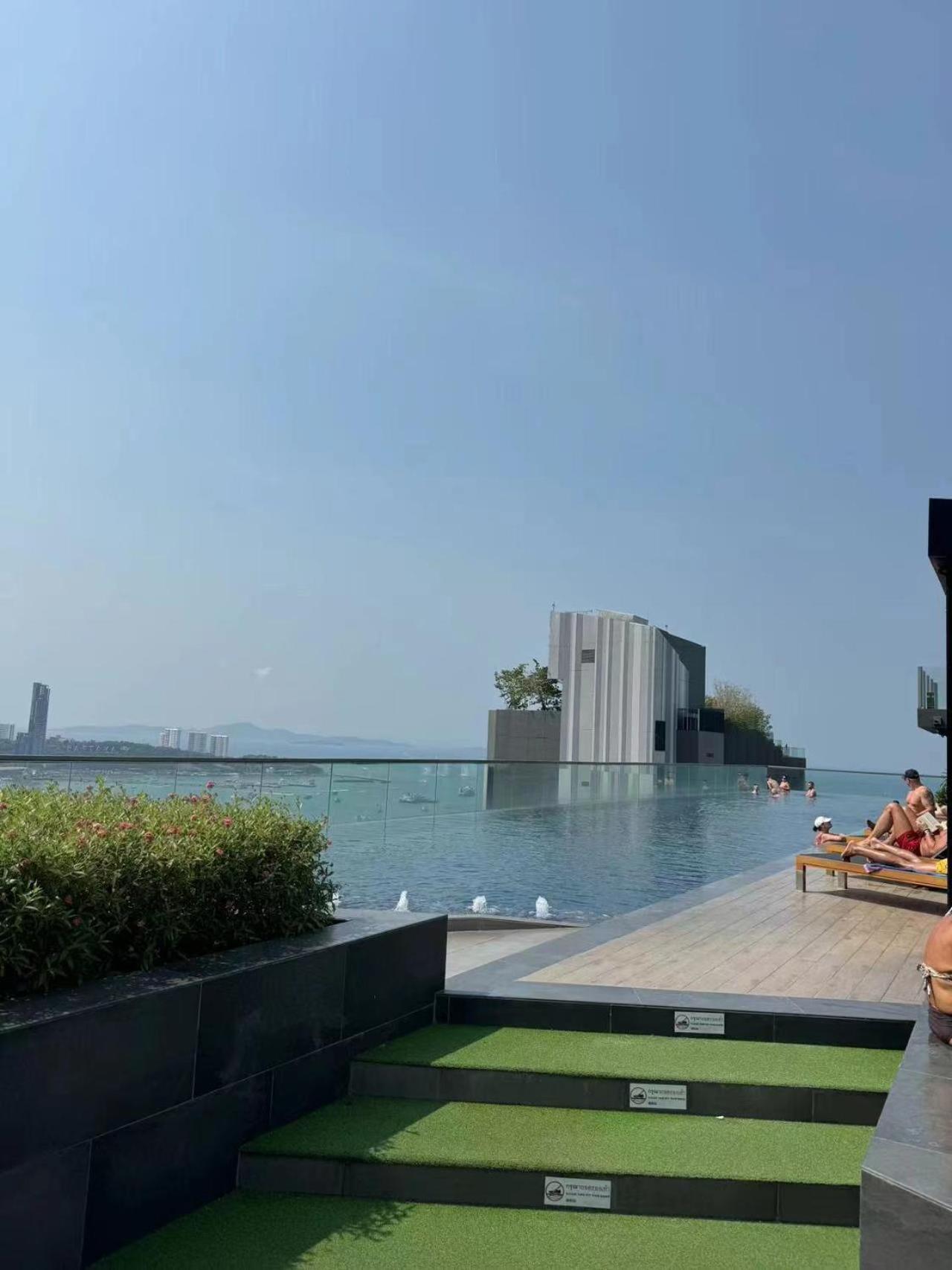 The Base Lägenhet Pattaya Exteriör bild