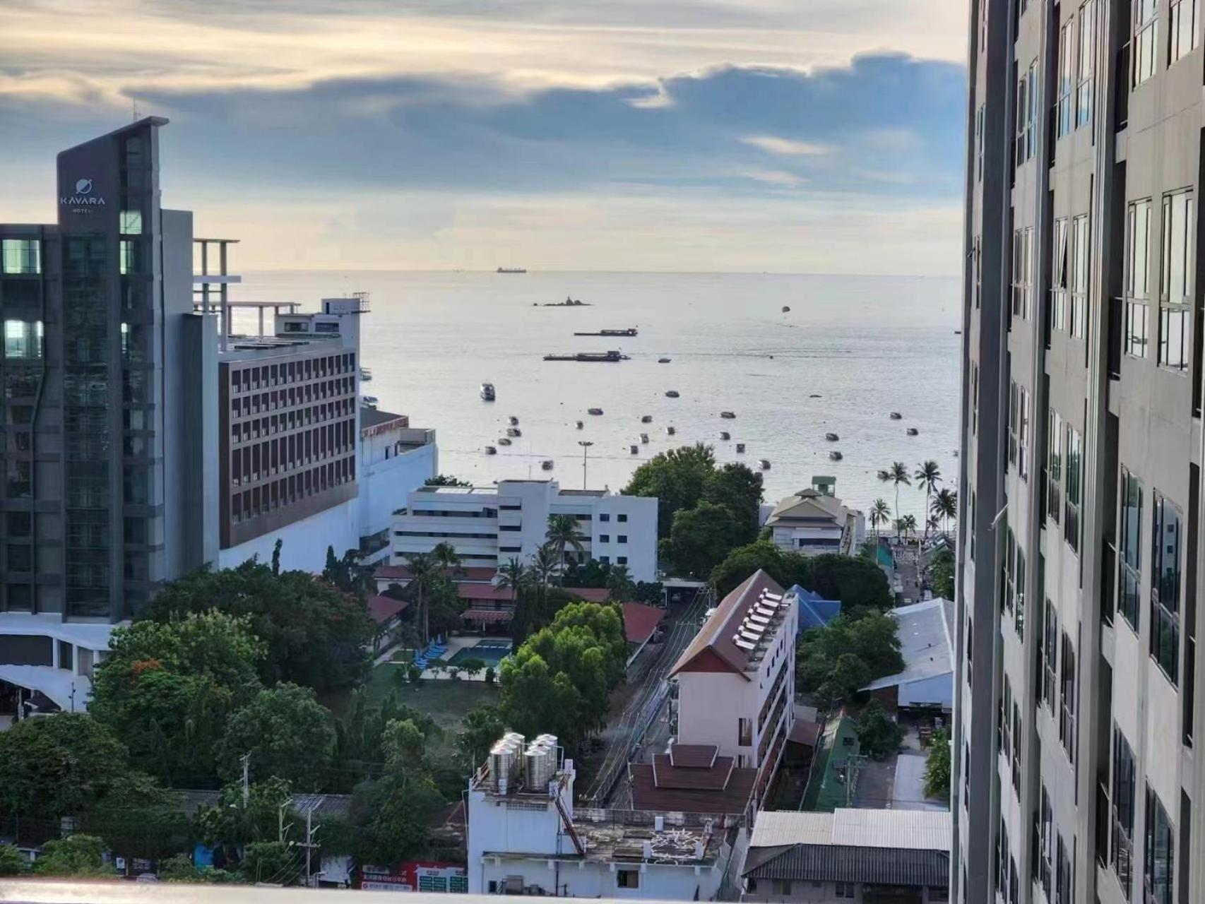 The Base Lägenhet Pattaya Exteriör bild