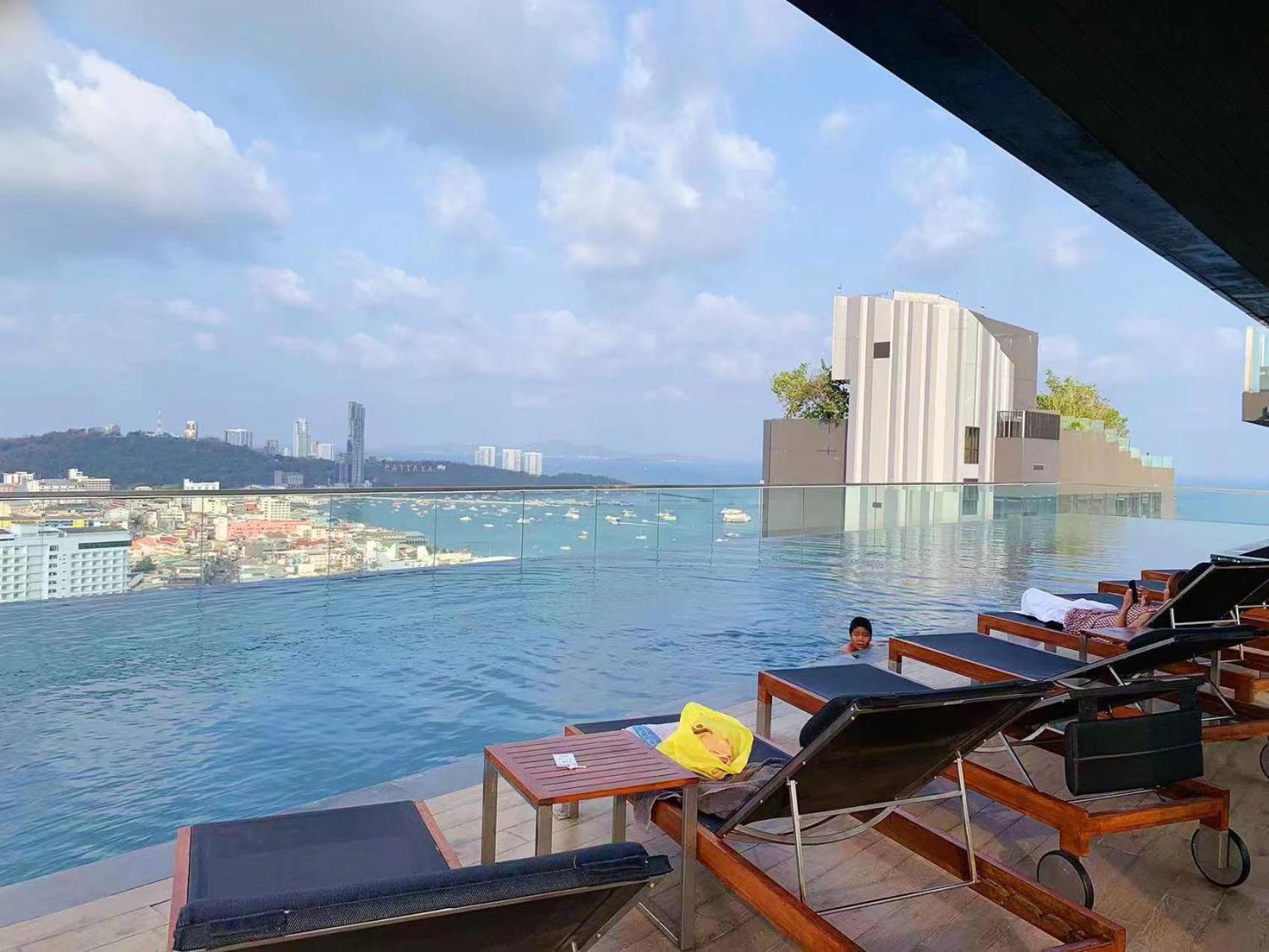 The Base Lägenhet Pattaya Exteriör bild